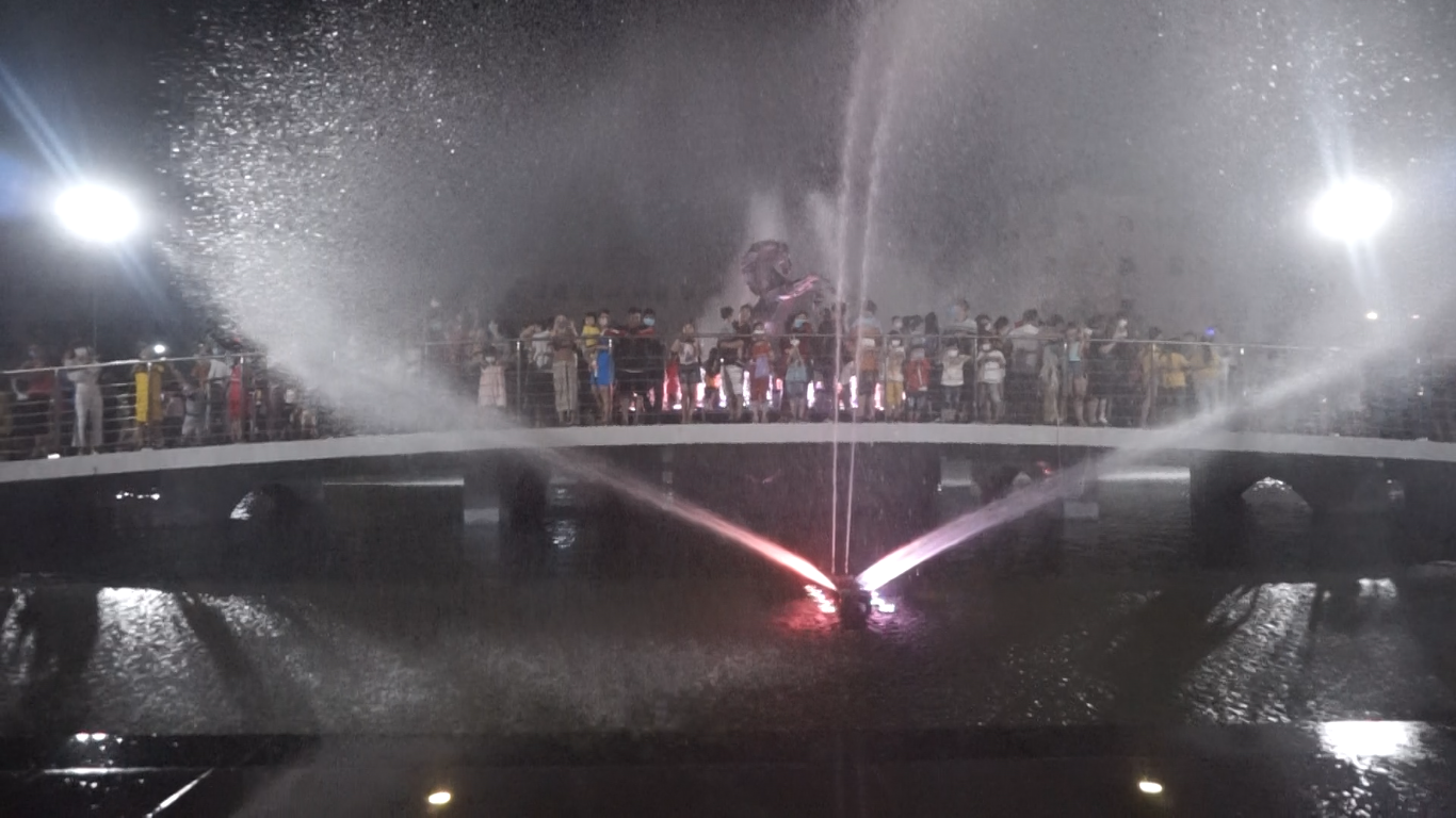 Quảng trường nhạc nước 'khủng' hút người trẻ tại TPHCM ảnh 9