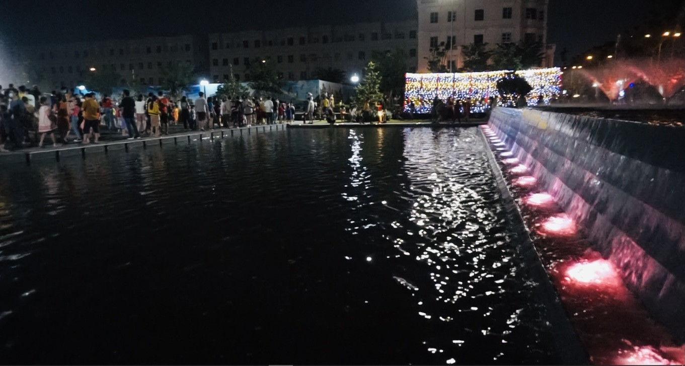 Quảng trường nhạc nước 'khủng' hút người trẻ tại TPHCM ảnh 8