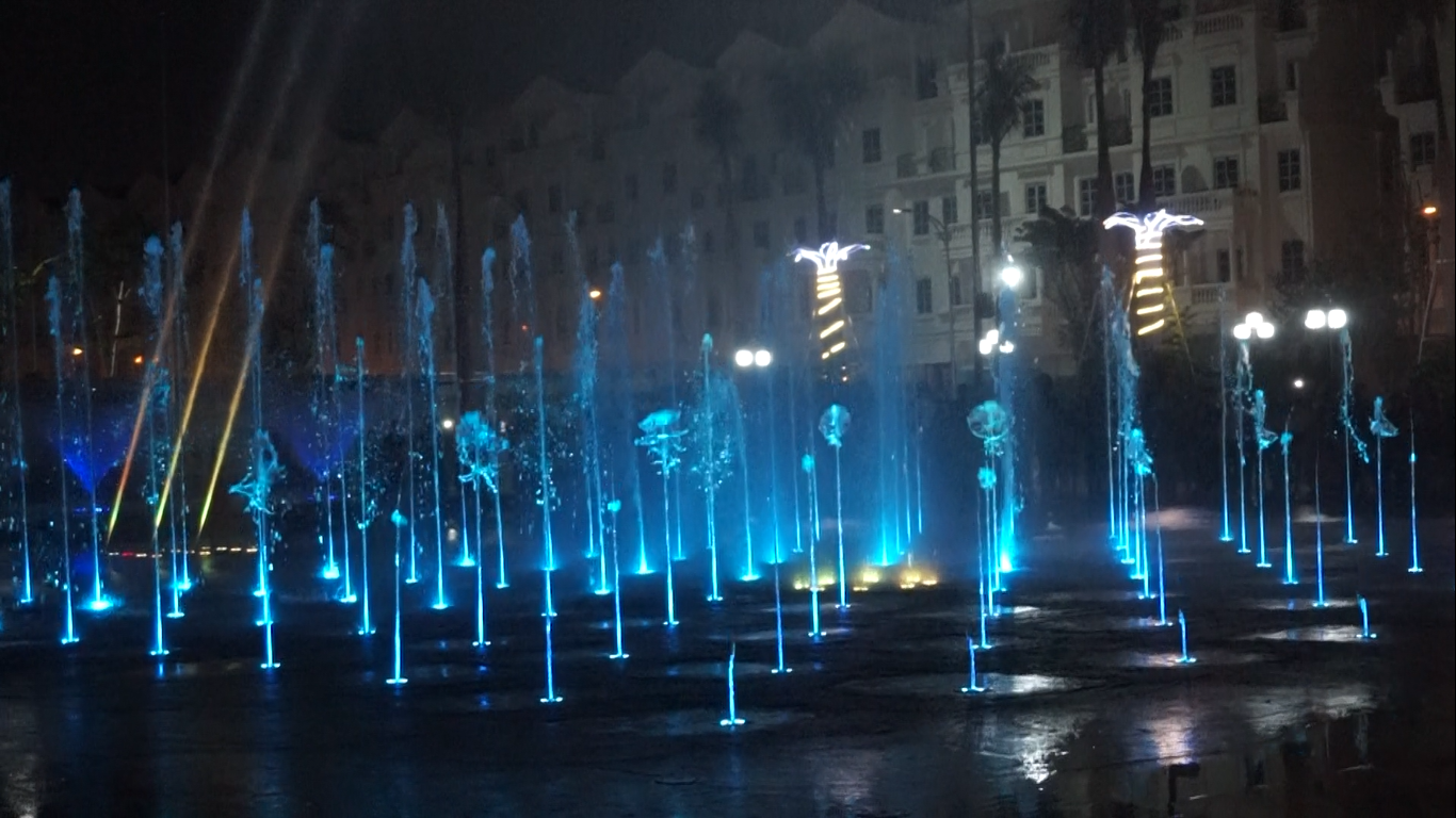 Quảng trường nhạc nước 'khủng' hút người trẻ tại TPHCM ảnh 5