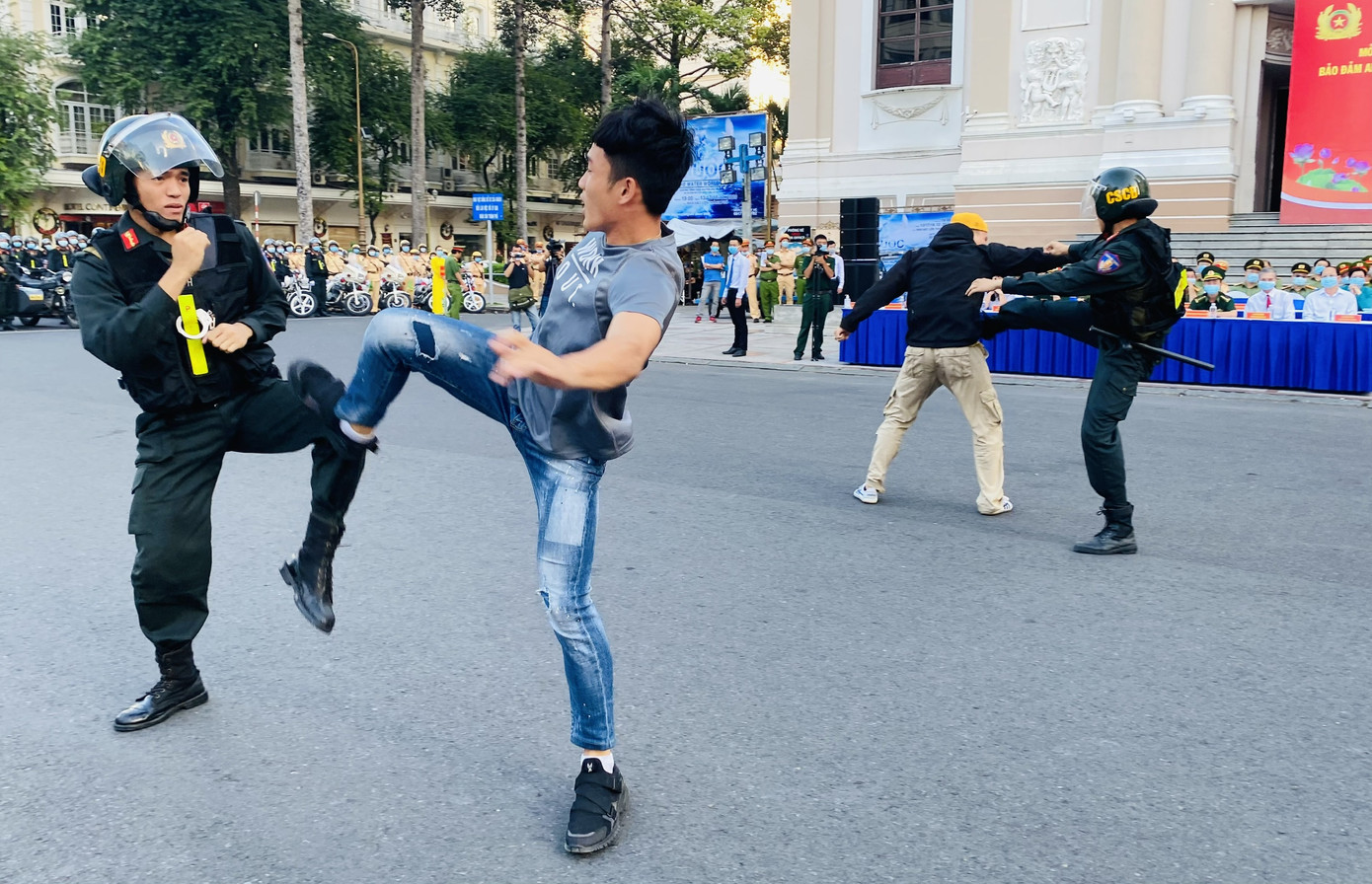 Nhìn gần xe đặc chủng Công an TPHCM trấn áp tội phạm ảnh 9