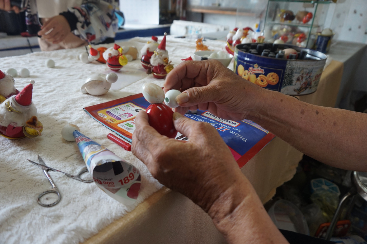 Cụ ông 70 tuổi 'hô biến' vỏ trứng thành ông già Noel độc đáo ảnh 5