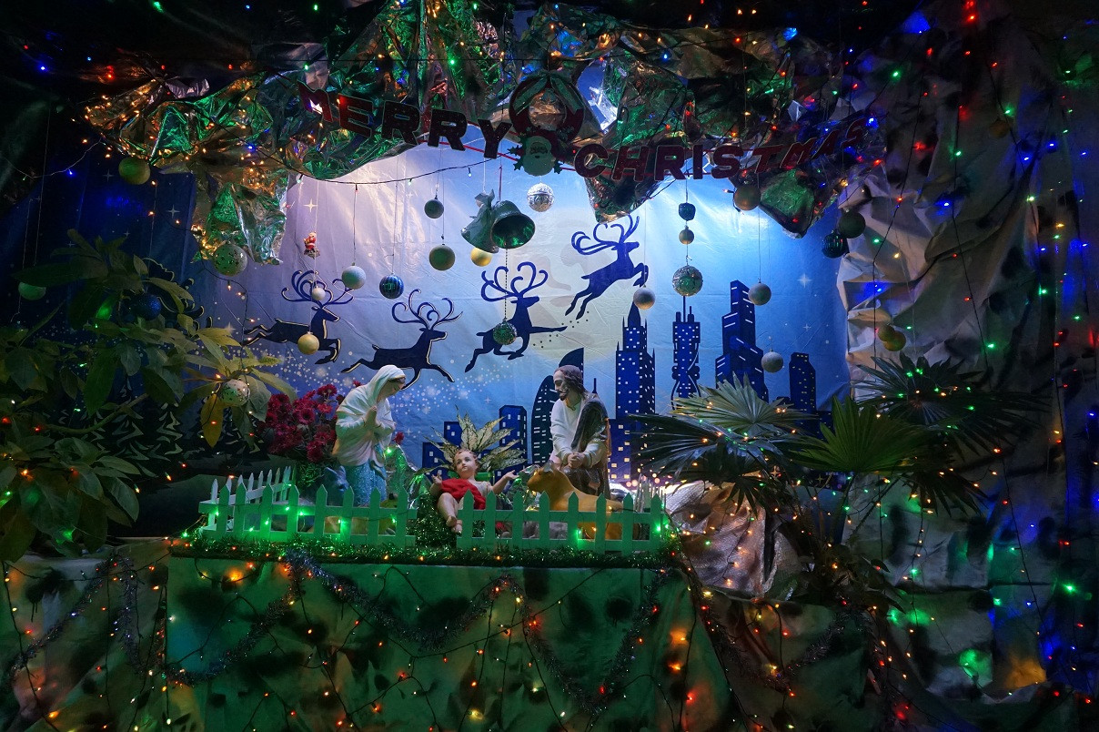 Người dân TPHCM vui chơi đón Giáng sinh trong tiết trời se lạnh ảnh 2