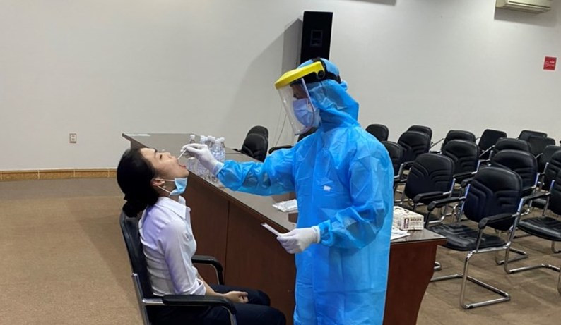 TPHCM lấy mẫu xét nghiệm COVID-19 các tài xế Grab ảnh 2