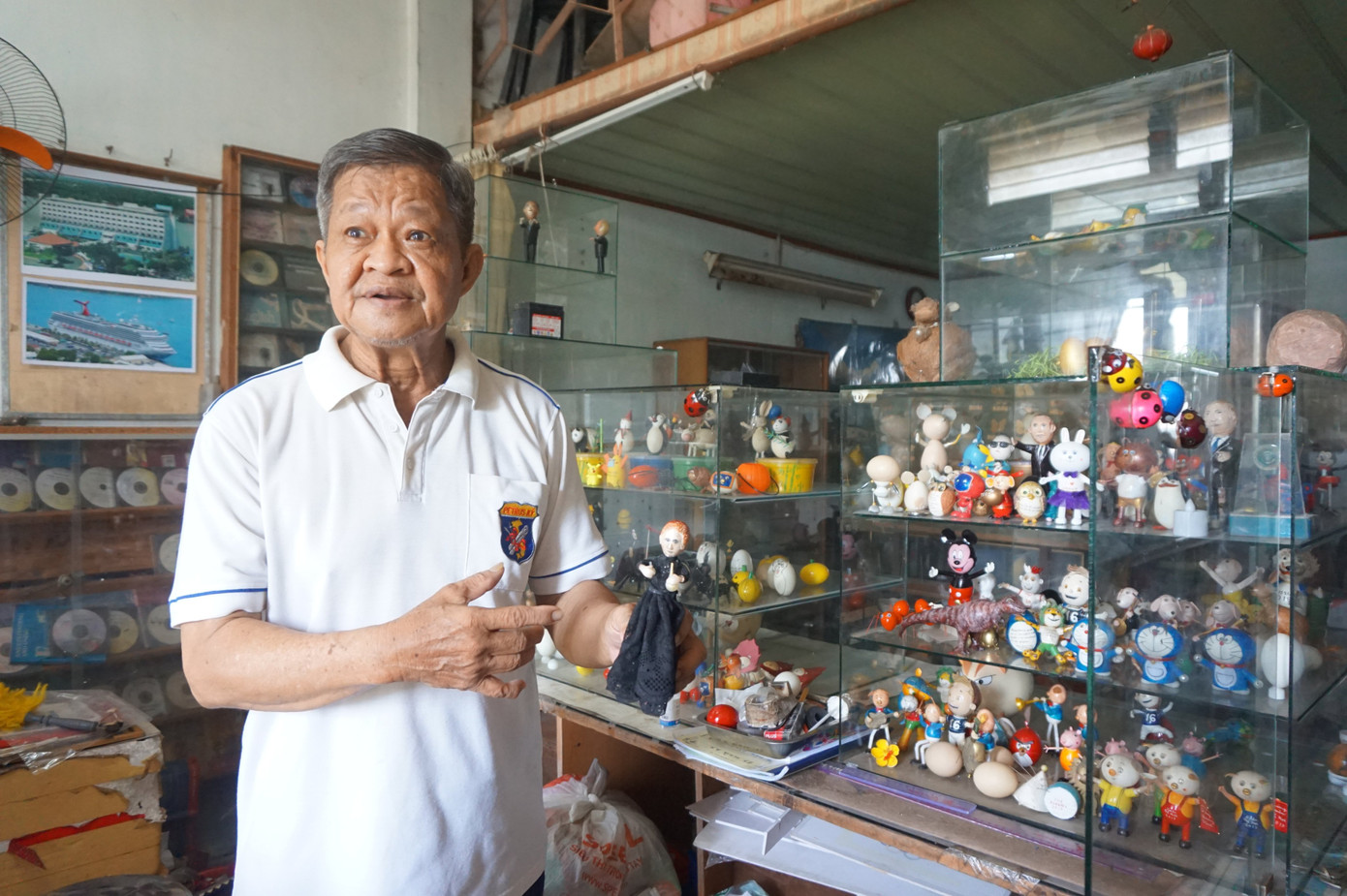 Cụ ông 70 tuổi 'hô biến' vỏ trứng thành ông già Noel độc đáo ảnh 1