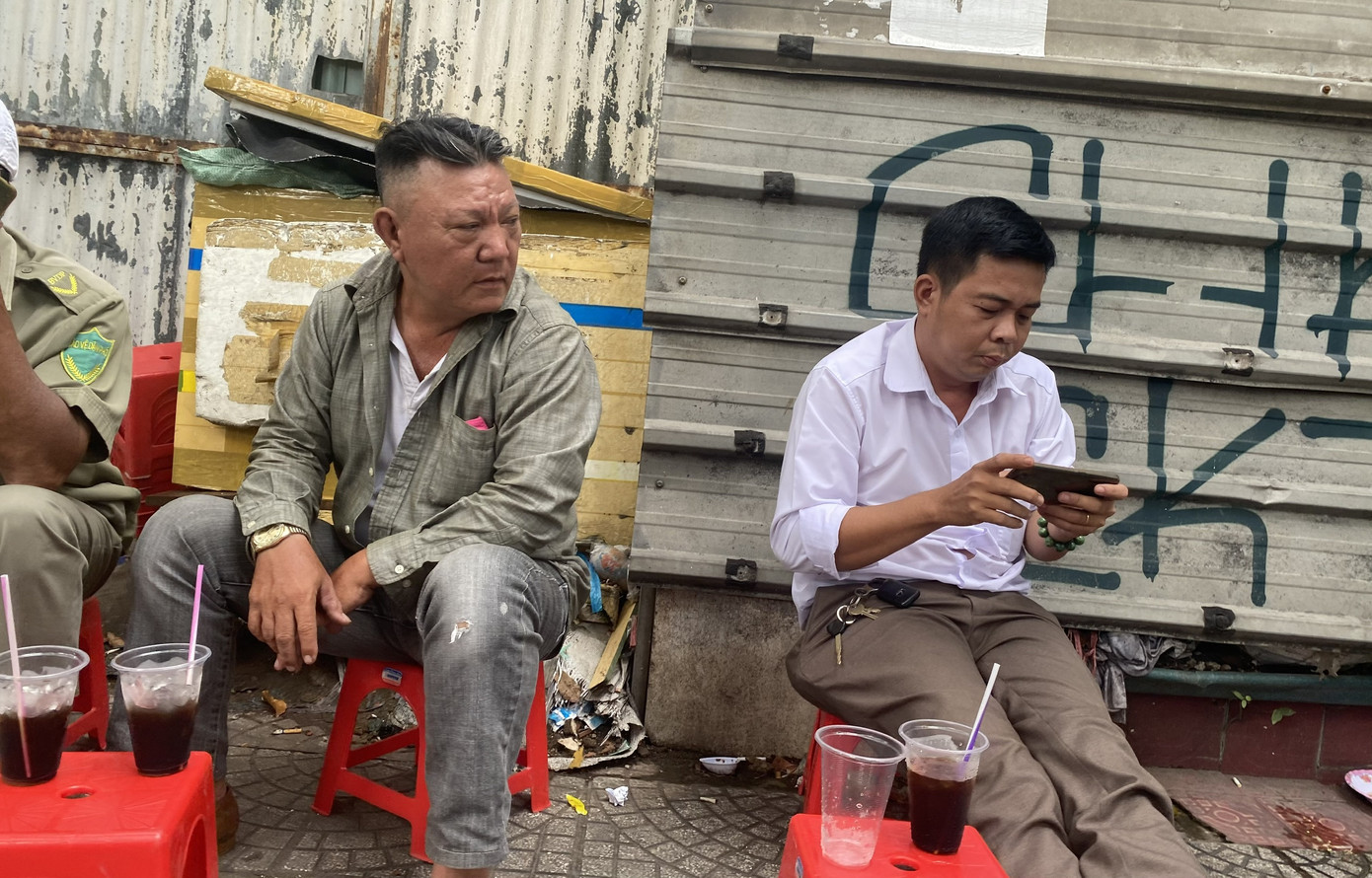 Sợ COVID-19 quay lại, người dân TP HCM đổ xô mua khẩu trang ảnh 17