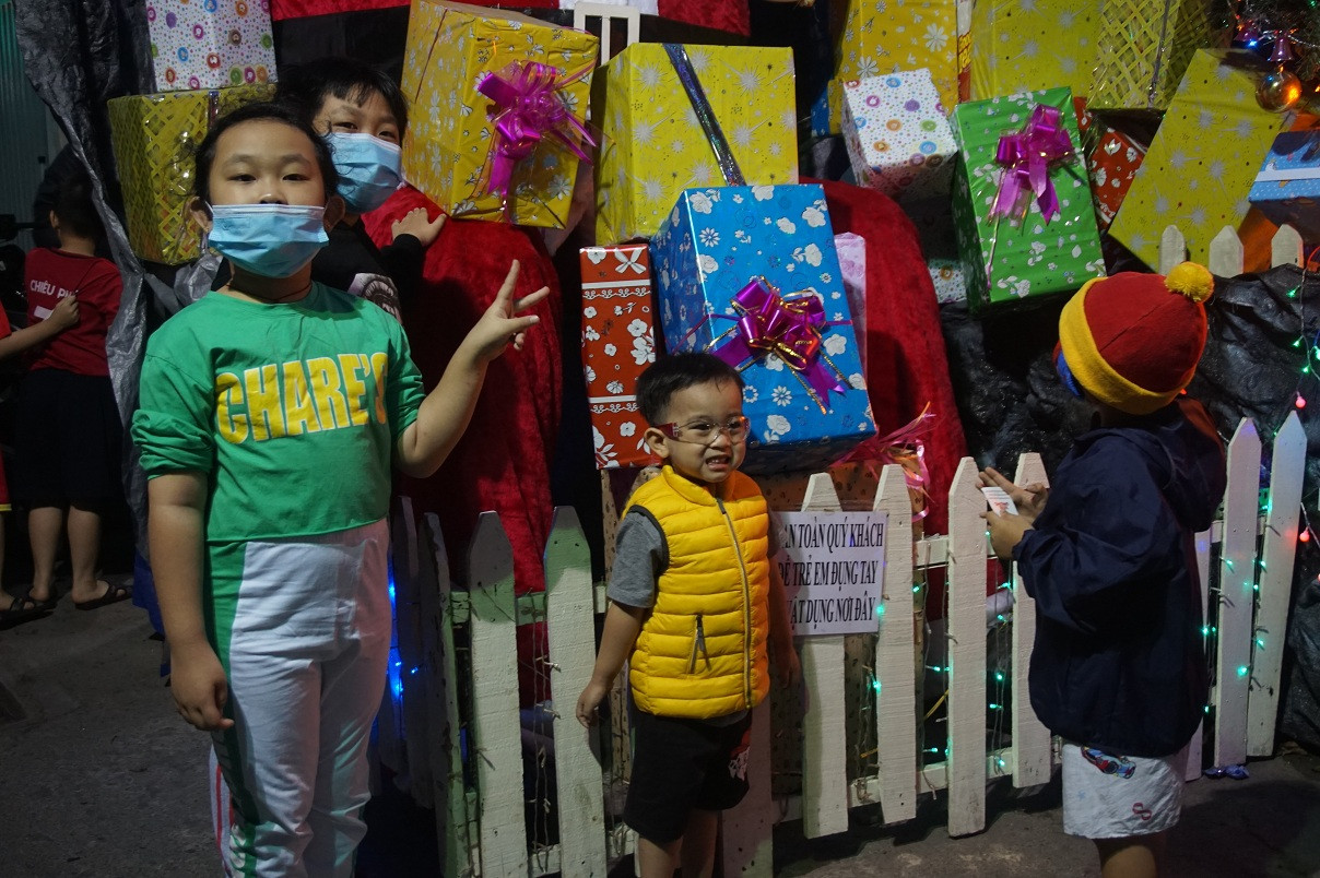 Người dân TPHCM vui chơi đón Giáng sinh trong tiết trời se lạnh ảnh 4
