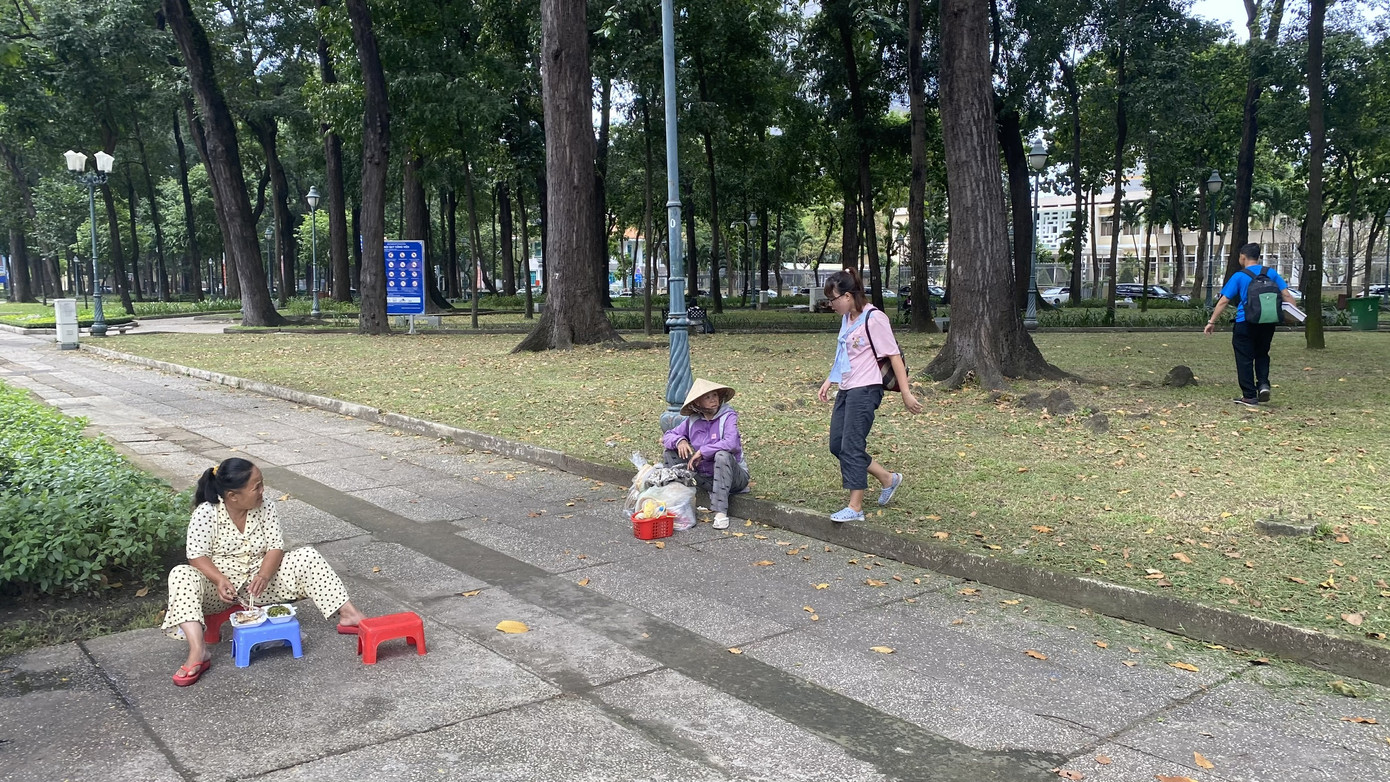 Sợ COVID-19 quay lại, người dân TP HCM đổ xô mua khẩu trang ảnh 29