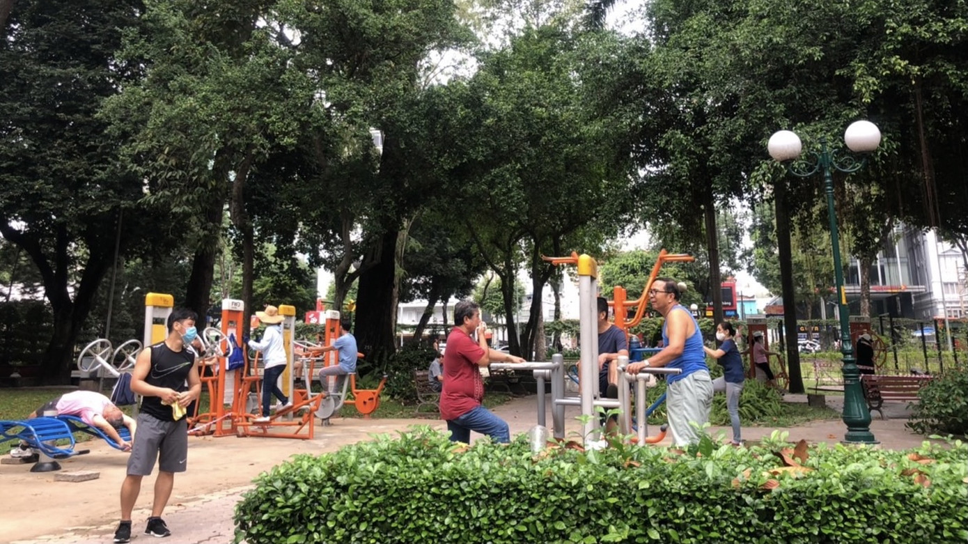 Sợ COVID-19 quay lại, người dân TP HCM đổ xô mua khẩu trang ảnh 31