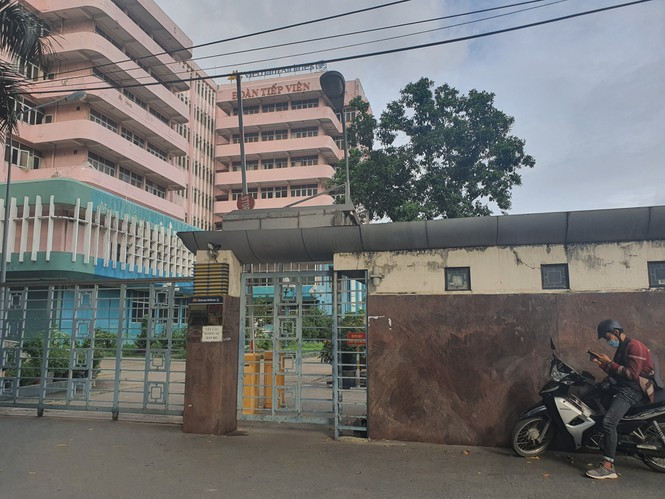 Sức khỏe nam tiếp viên hàng không làm lây lan COVID-19 ra sao? ảnh 1