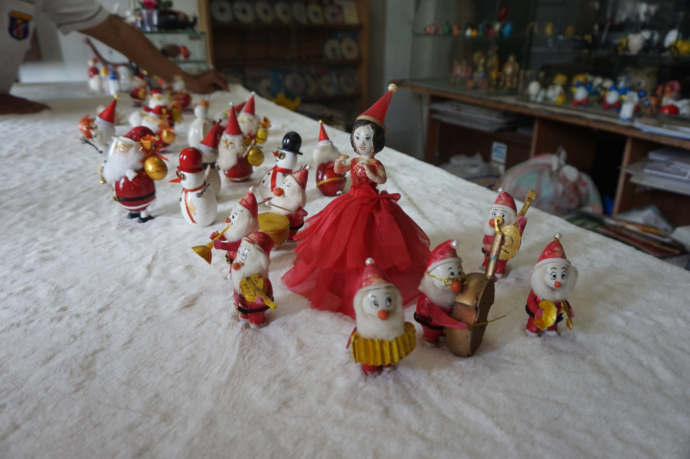 Cụ ông 70 tuổi 'hô biến' vỏ trứng thành ông già Noel độc đáo ảnh 6