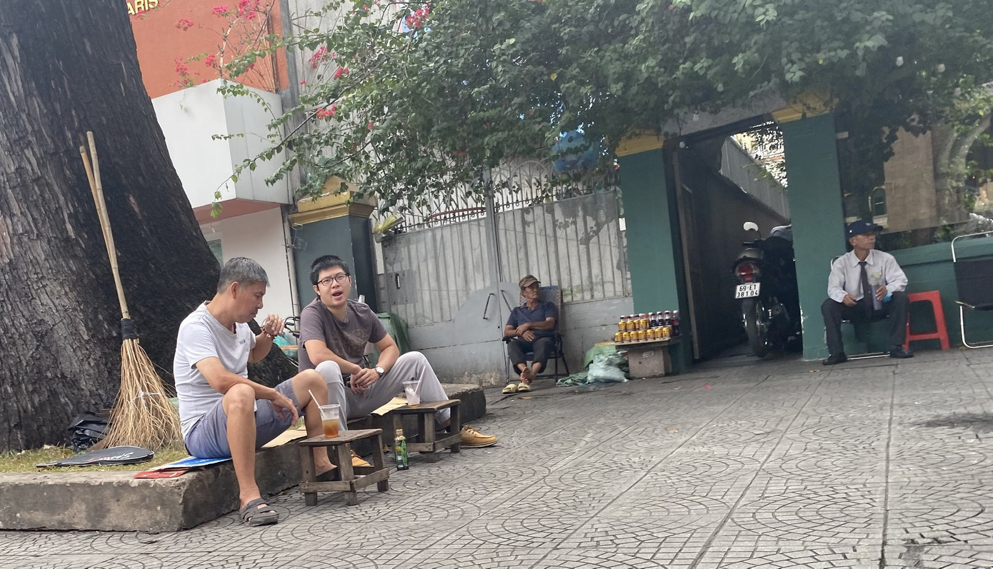 Sợ COVID-19 quay lại, người dân TP HCM đổ xô mua khẩu trang ảnh 22