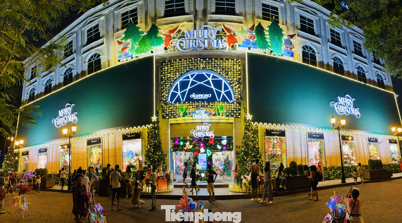 Người dân TPHCM rộn ràng đi chơi Noel sớm ảnh 16