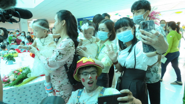 Song sinh Trúc Nhi - Diệu Nhi đón Giáng sinh tại BV Nhi đồng ảnh 8