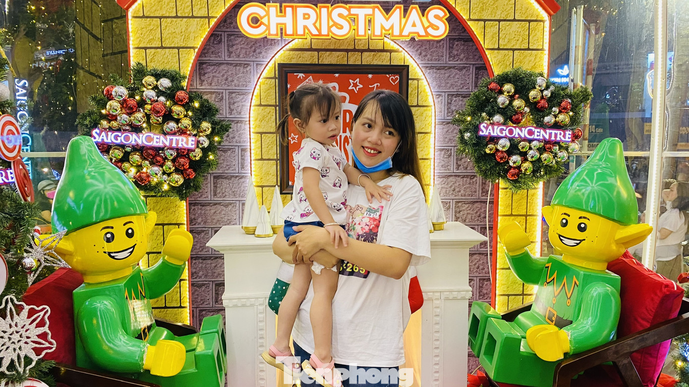 Người dân TPHCM rộn ràng đi chơi Noel sớm ảnh 5