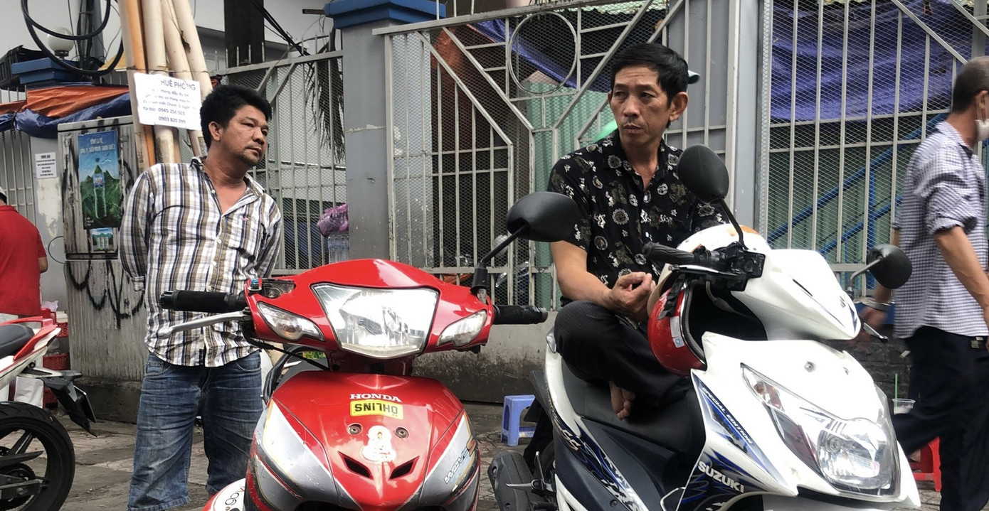 Sợ COVID-19 quay lại, người dân TP HCM đổ xô mua khẩu trang ảnh 24