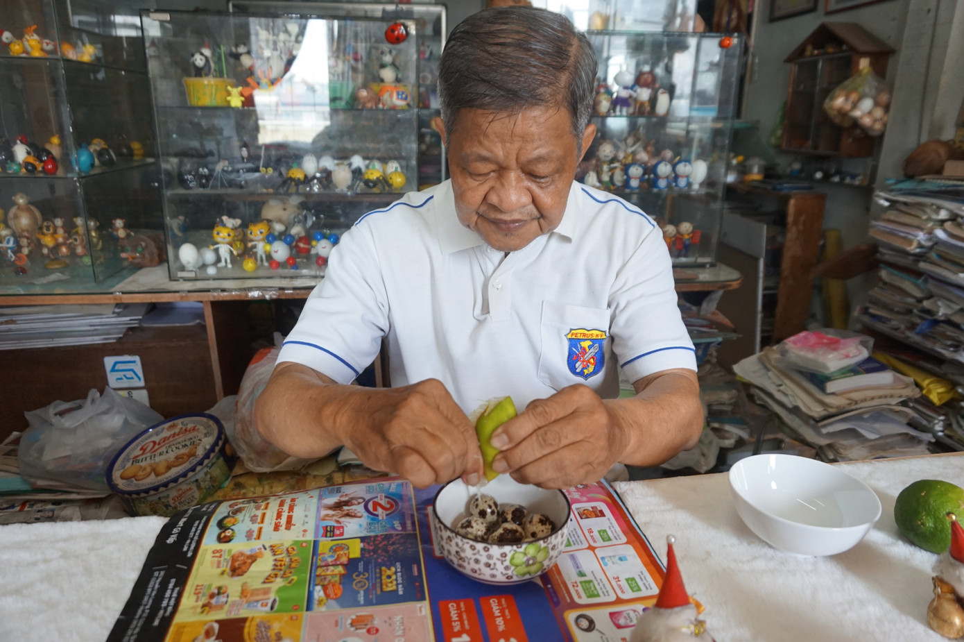 Cụ ông 70 tuổi 'hô biến' vỏ trứng thành ông già Noel độc đáo ảnh 3