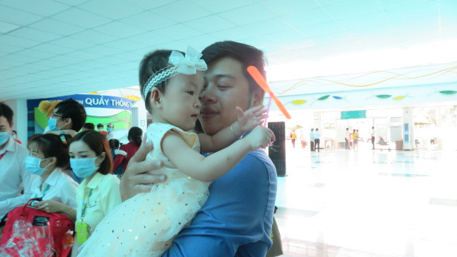 Song sinh Trúc Nhi - Diệu Nhi đón Giáng sinh tại BV Nhi đồng ảnh 6