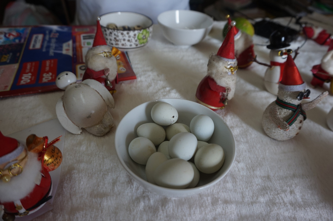 Cụ ông 70 tuổi 'hô biến' vỏ trứng thành ông già Noel độc đáo ảnh 4