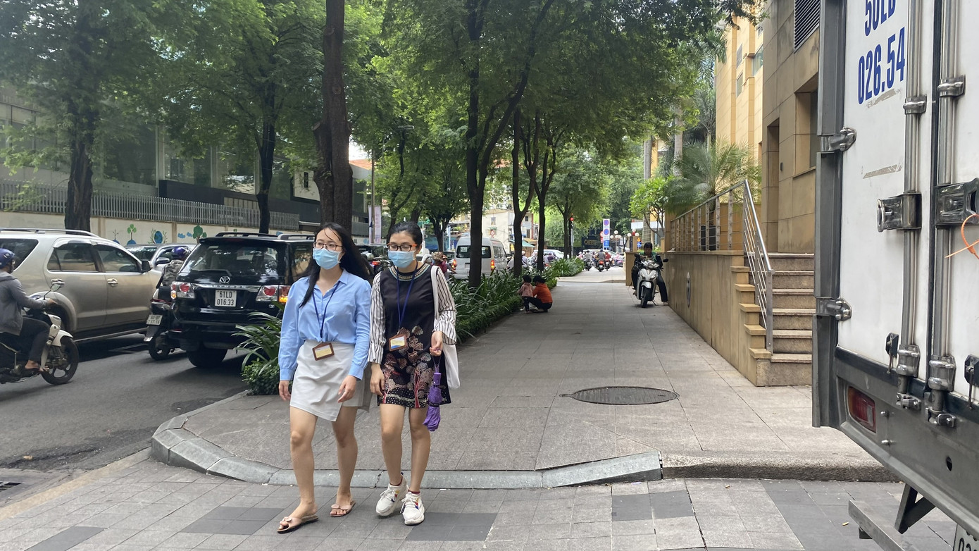 Sợ COVID-19 quay lại, người dân TP HCM đổ xô mua khẩu trang ảnh 16