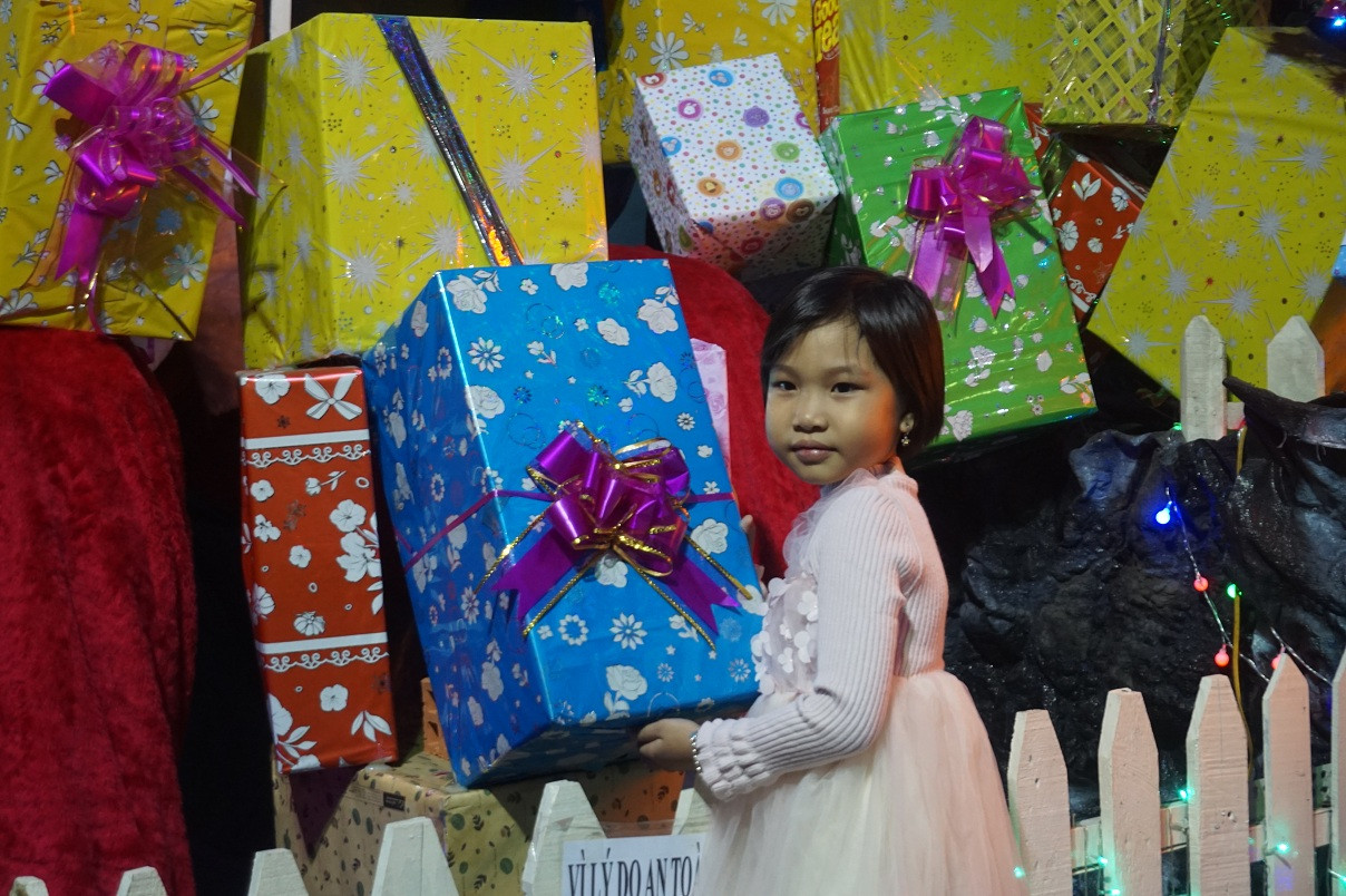 Người dân TPHCM vui chơi đón Giáng sinh trong tiết trời se lạnh ảnh 7