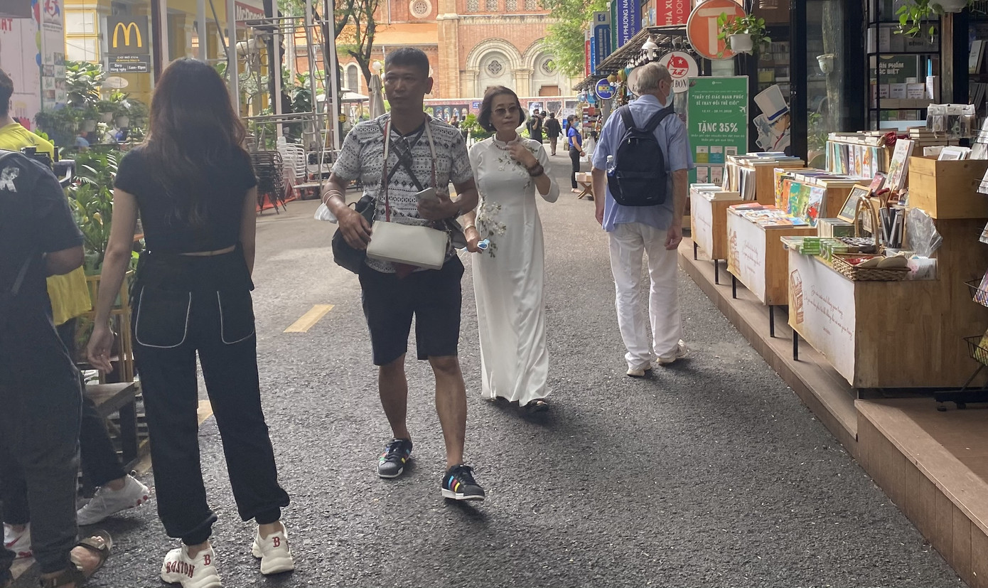 Sợ COVID-19 quay lại, người dân TP HCM đổ xô mua khẩu trang ảnh 26