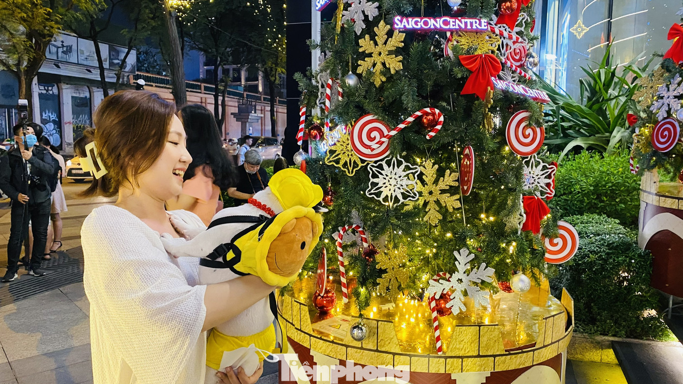 Người dân TPHCM rộn ràng đi chơi Noel sớm ảnh 8