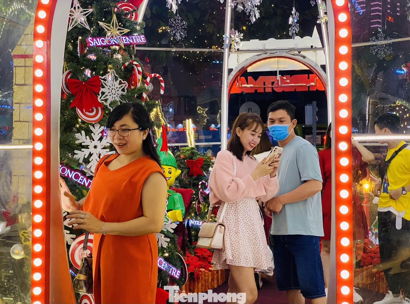 Người dân TPHCM rộn ràng đi chơi Noel sớm ảnh 9
