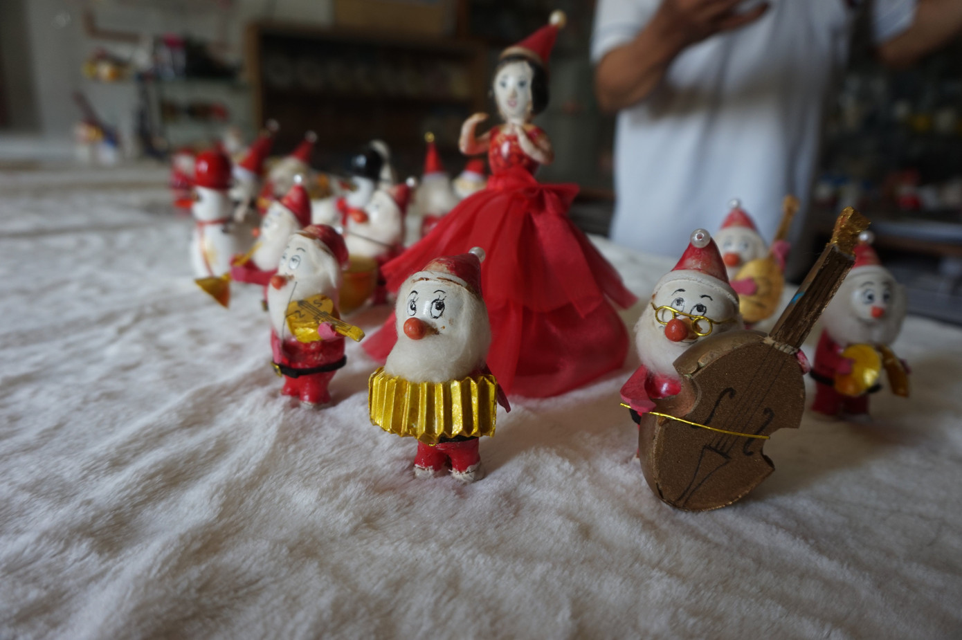 Cụ ông 70 tuổi 'hô biến' vỏ trứng thành ông già Noel độc đáo ảnh 11