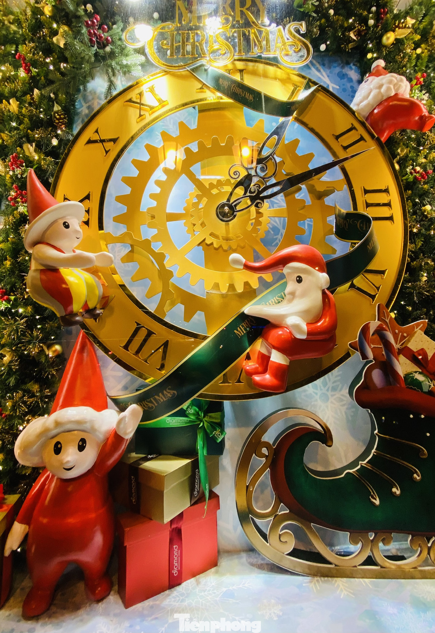 Người dân TPHCM rộn ràng đi chơi Noel sớm ảnh 14