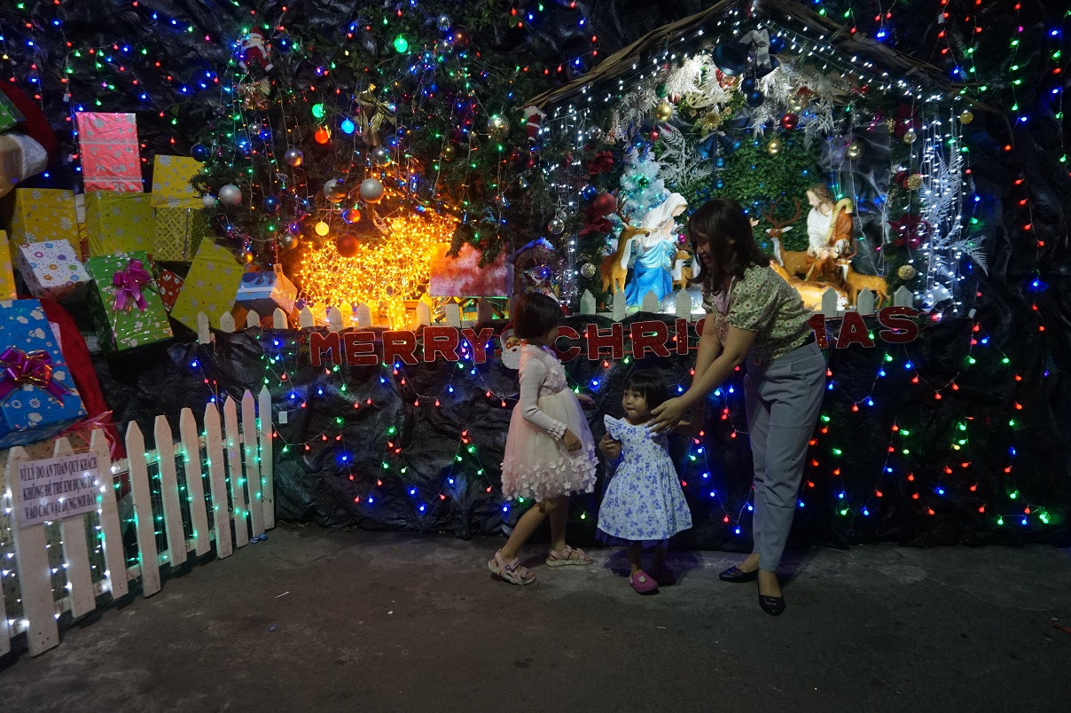 Người dân TPHCM vui chơi đón Giáng sinh trong tiết trời se lạnh ảnh 3