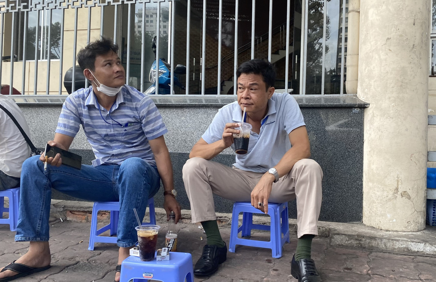 Sợ COVID-19 quay lại, người dân TP HCM đổ xô mua khẩu trang ảnh 20