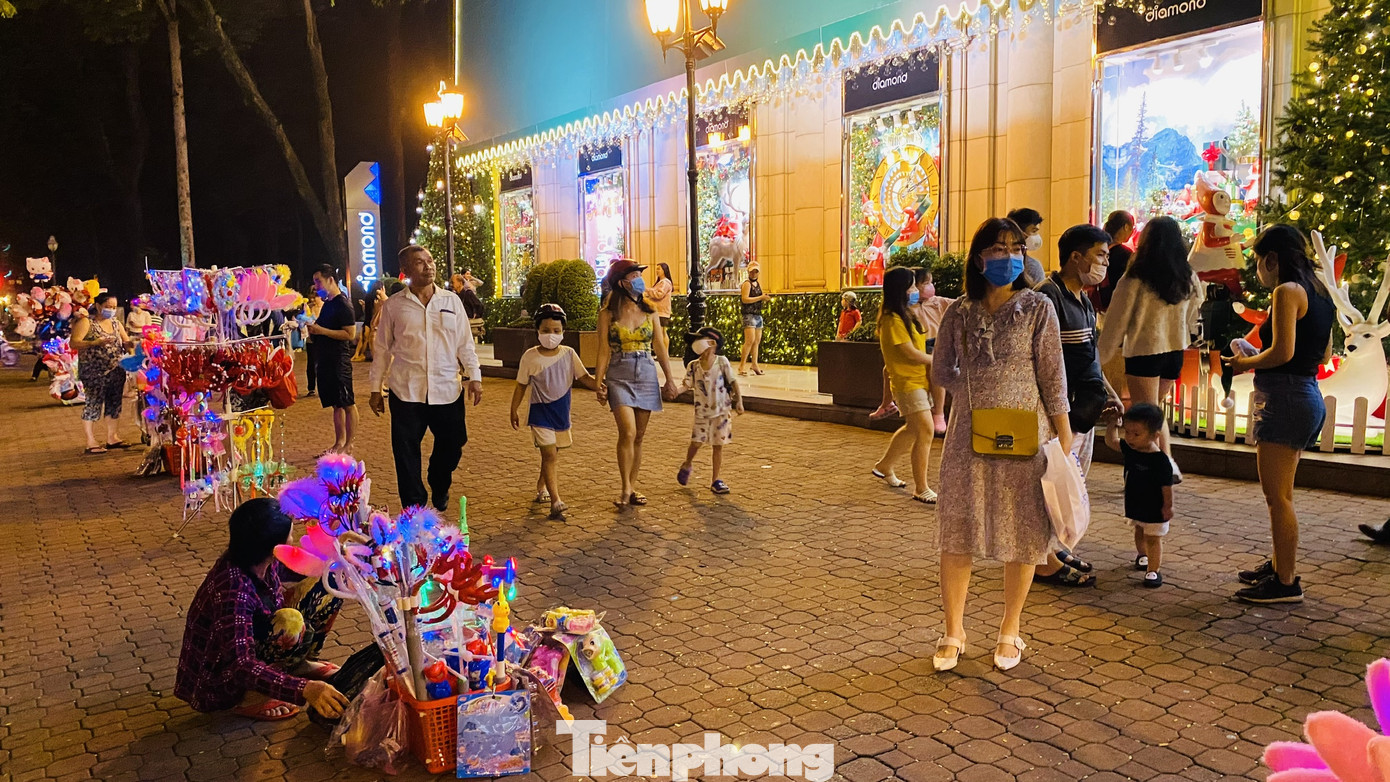Người dân TPHCM rộn ràng đi chơi Noel sớm ảnh 11