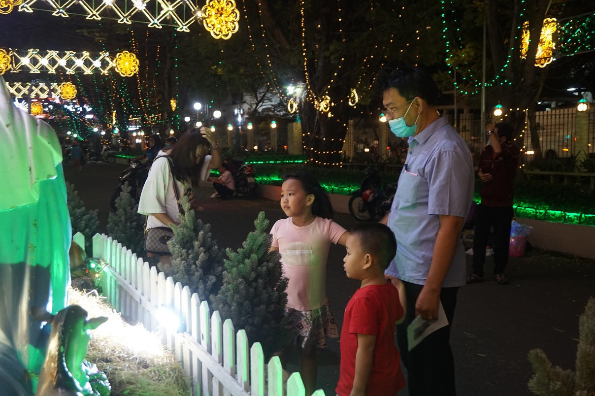 Người dân TPHCM vui chơi đón Giáng sinh trong tiết trời se lạnh ảnh 9