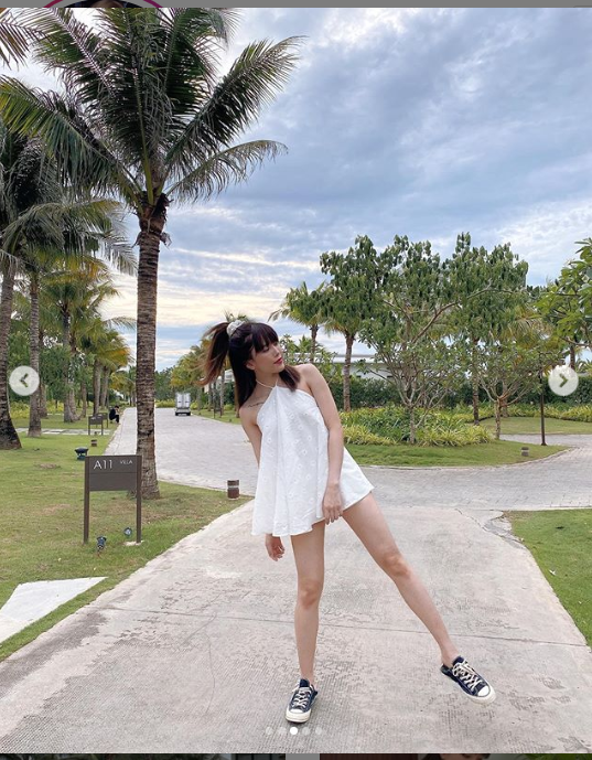 'Bỏng mắt' ngắm Chi Pu thả dáng siêu gợi cảm bên bể bơi ảnh 15