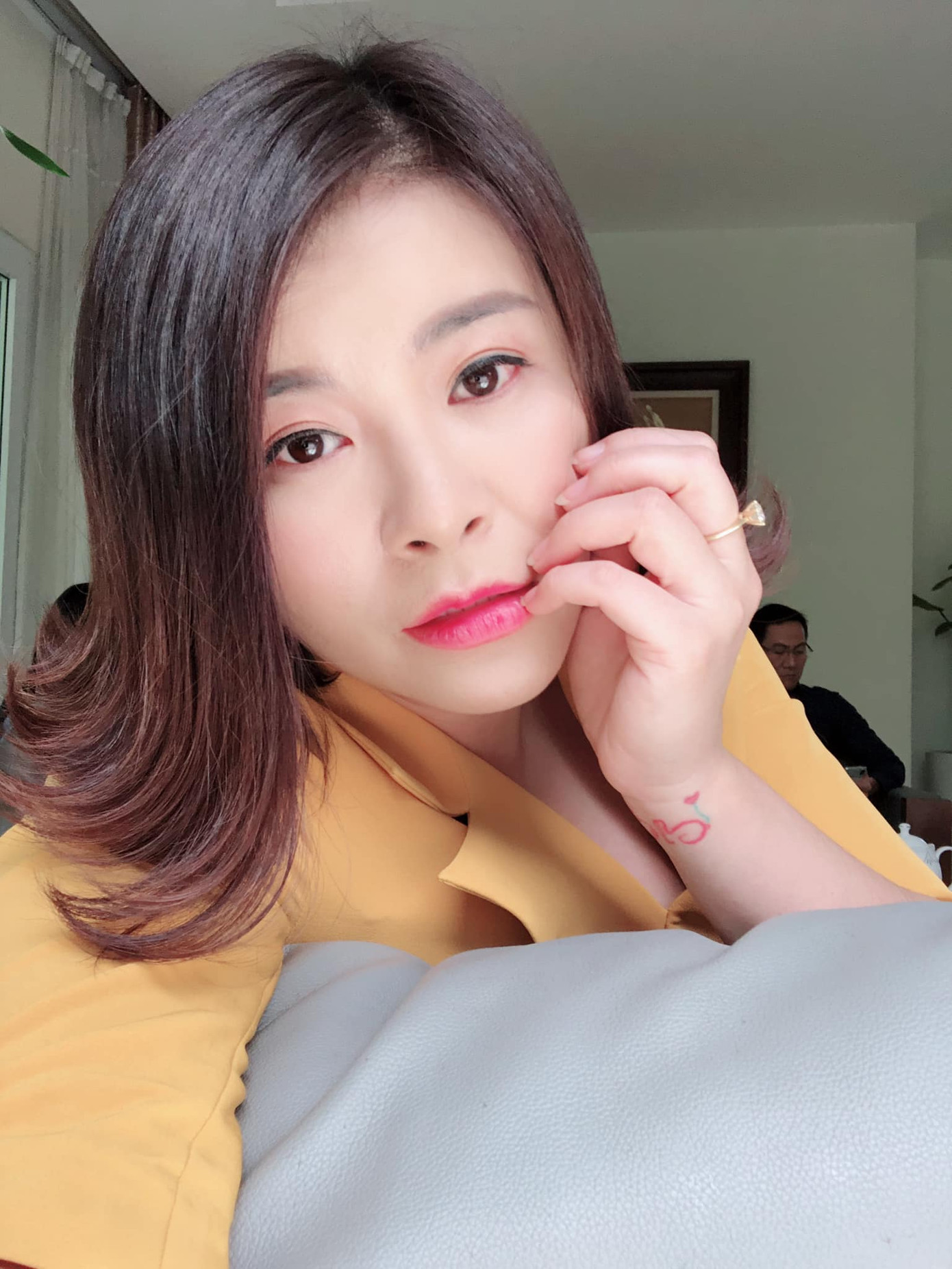 Quách Thu Phương tung ảnh sành điệu, khác hẳn bà mẹ hiền lành ở 'Đừng bắt em phải quên' ảnh 3