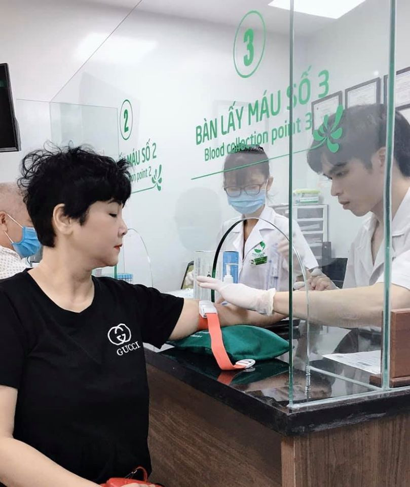 Hình ảnh NSND Minh Hằng ở bệnh viện khiến khán giả lo lắng ảnh 1