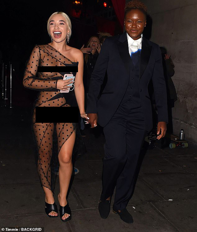 Mặc như khỏa thân, tình đồng giới của võ sĩ đấm bốc Nicola Adams gây sốc ảnh 4