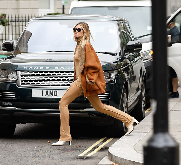 Siêu mẫu Anh mặc jumpsuit bó sát màu nude, 'thả rông' vòng một táo bạo ảnh 2