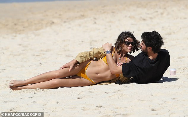 Mẫu 9x Georgia Fowler mặc áo tắm nhỏ xíu, đẹp như tạc tượng ở biển ảnh 6