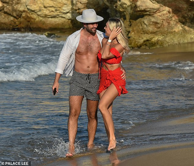 Sao truyền hình 9x Anh quốc nóng bỏng, tình tứ bạn trai ở biển ảnh 4