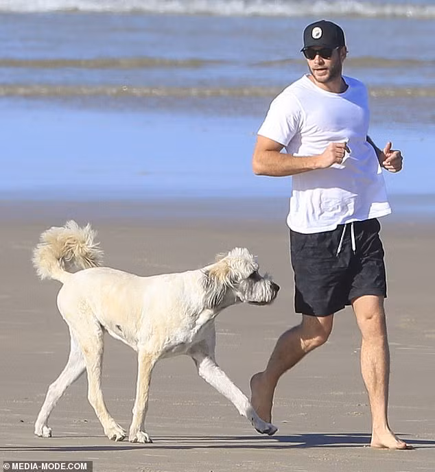 Liam Hemsworth âu yếm bạn gái trước mặt 'nhân chứng' tình yêu của anh và vợ cũ Miley Cyrus ảnh 4