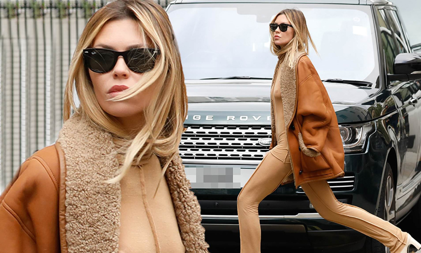 Siêu mẫu Anh mặc jumpsuit bó sát màu nude, 'thả rông' vòng một táo bạo ảnh 1