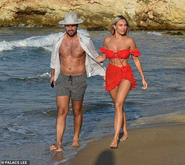 Sao truyền hình 9x Anh quốc nóng bỏng, tình tứ bạn trai ở biển ảnh 6