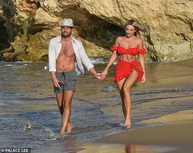 Sao truyền hình 9x Anh quốc nóng bỏng, tình tứ bạn trai ở biển ảnh 9