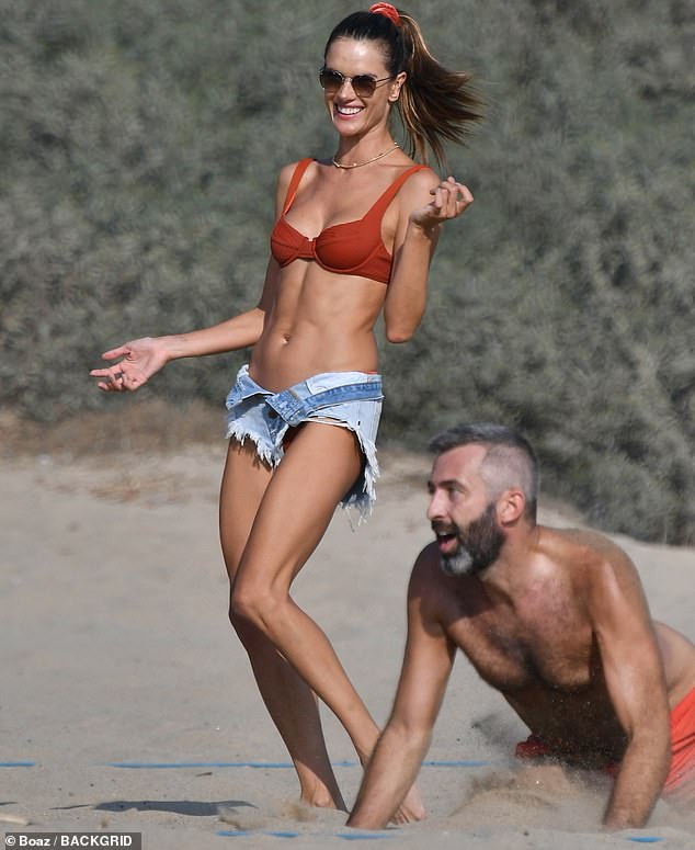 Cựu 'thiên thần nội y' Alessandra Ambrosio khoe dáng nóng bỏng với bikini ảnh 6