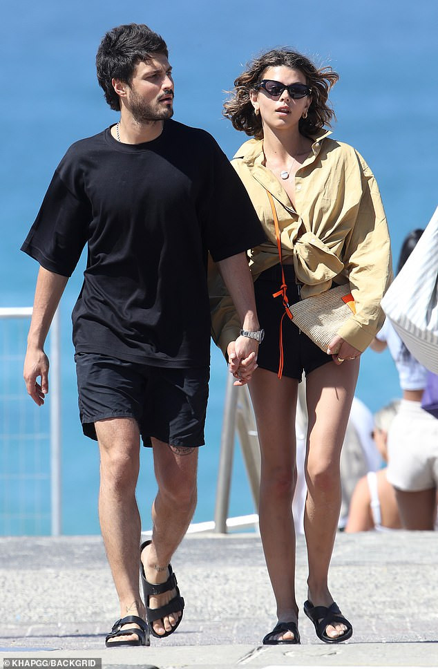 Mẫu 9x Georgia Fowler mặc áo tắm nhỏ xíu, đẹp như tạc tượng ở biển ảnh 5