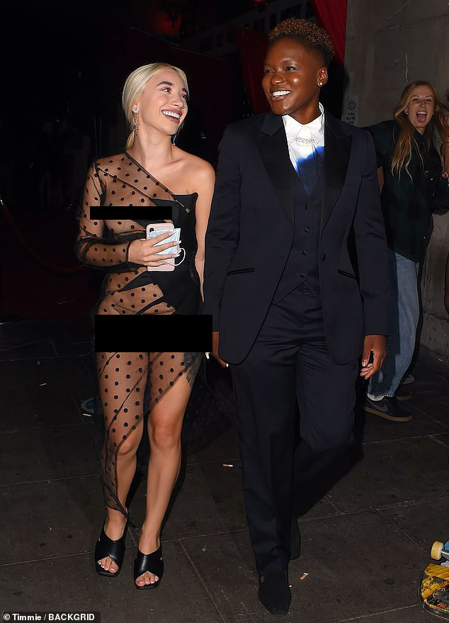 Mặc như khỏa thân, tình đồng giới của võ sĩ đấm bốc Nicola Adams gây sốc ảnh 2