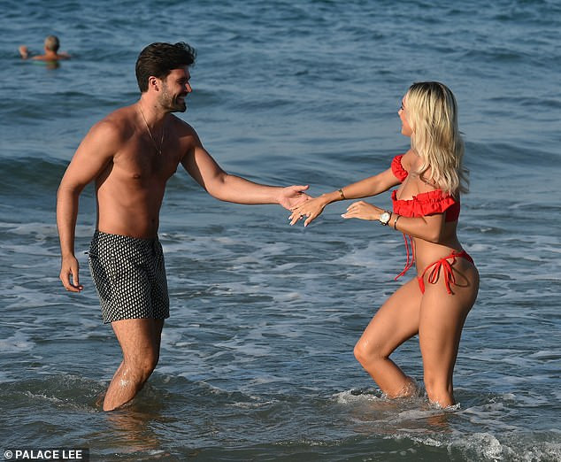 Sao truyền hình 9x Anh quốc nóng bỏng, tình tứ bạn trai ở biển ảnh 1