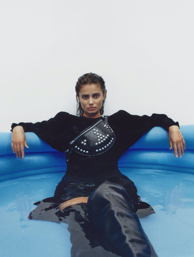 'Thiên thần nội y' Taylor Hill thần thái đẳng cấp siêu mẫu quốc tế, sexy đầy quyền lực ảnh 18