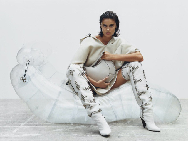 'Thiên thần nội y' Taylor Hill thần thái đẳng cấp siêu mẫu quốc tế, sexy đầy quyền lực ảnh 16